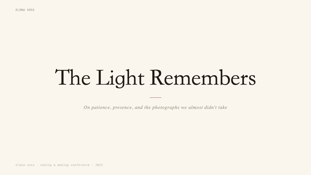 Photographer Light Folio 设计风格用在幻灯片 · 封面上